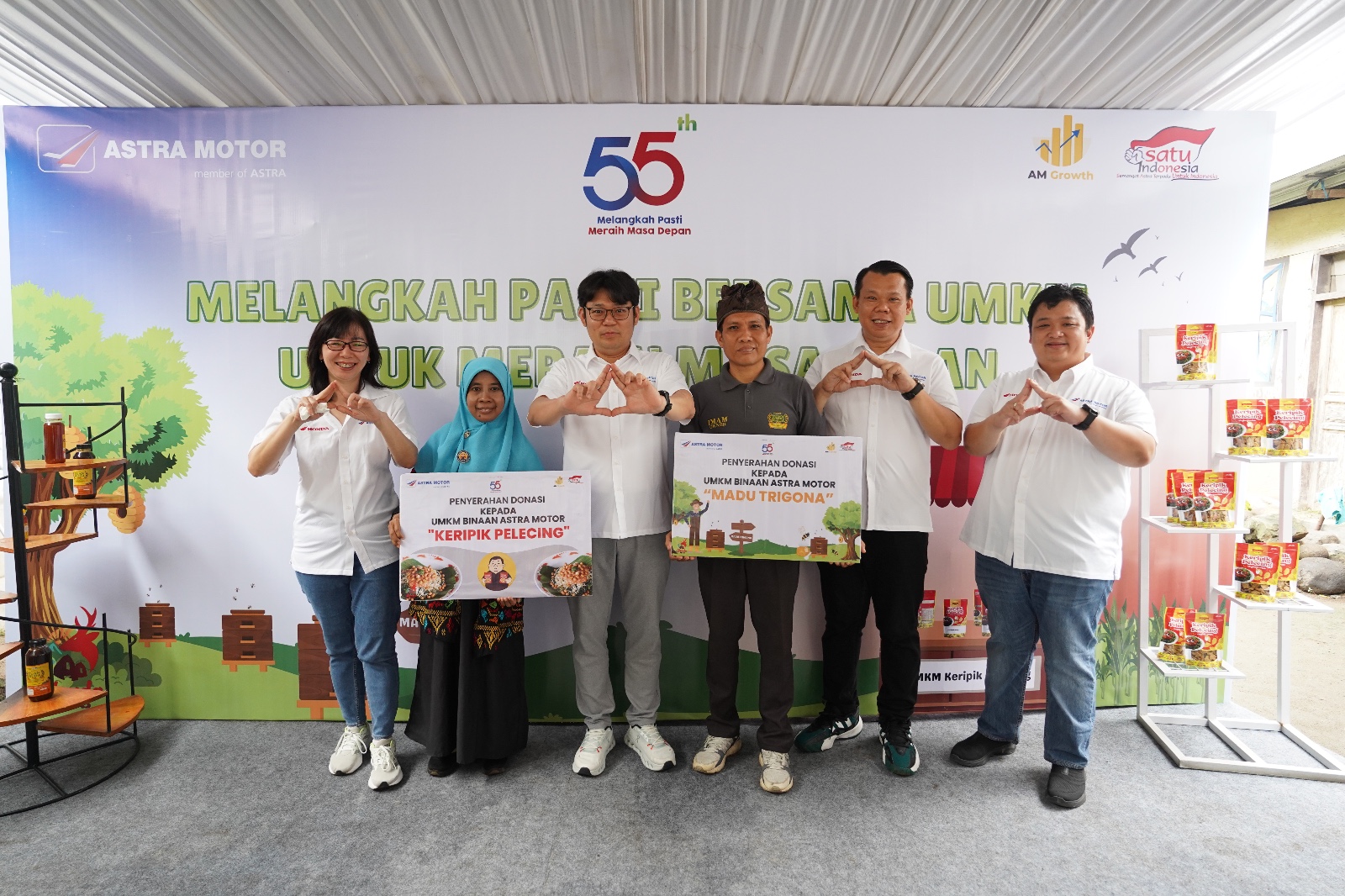 Management Astra Motor saat memberikan simbolis bantuan UMKM di NTB, Jumat (4/7).