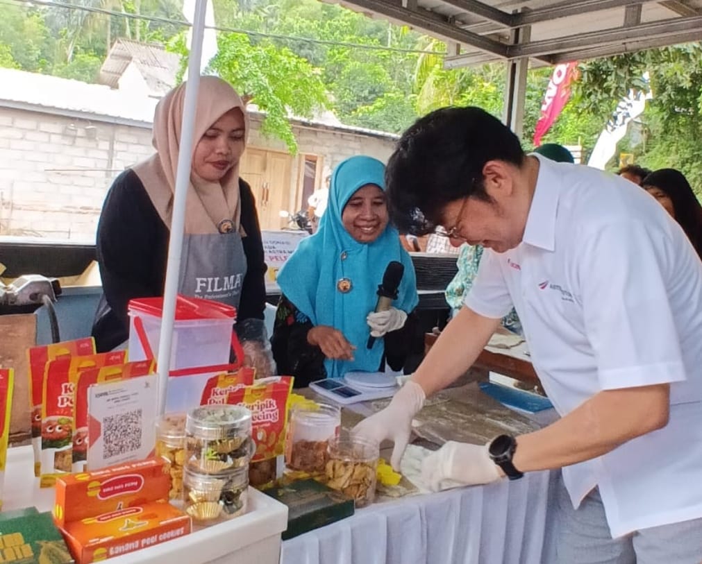 Management  Astra Motor saat mencoba langsung membuar Keripik Pelecing bersama UMKM.