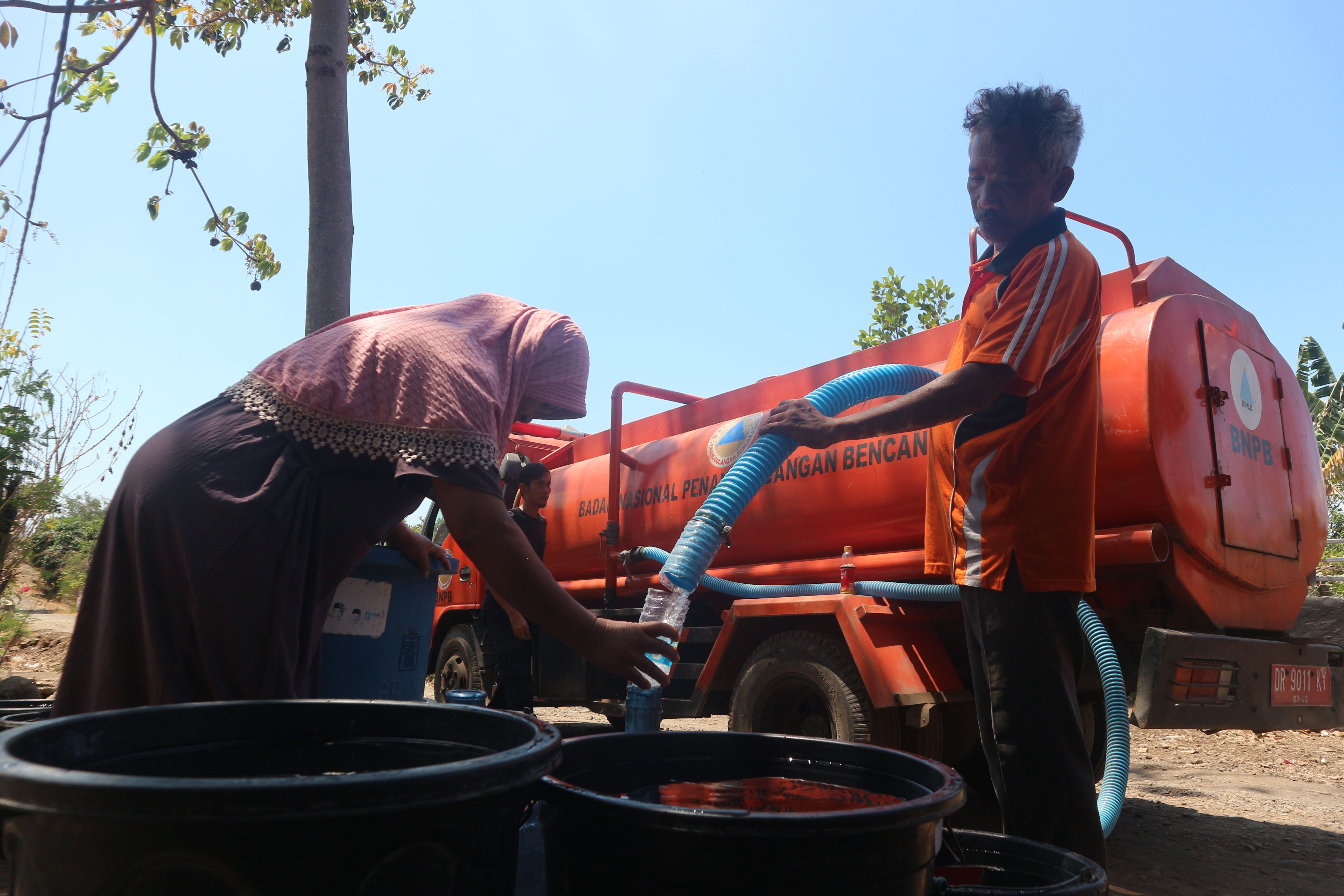 Petugas BPBD Lotim menyalurkan air bersih ke Desa Puncak Jeringo, Kecamatan Suela, yang terdampak kekeringan. (Dok: Lombok post)