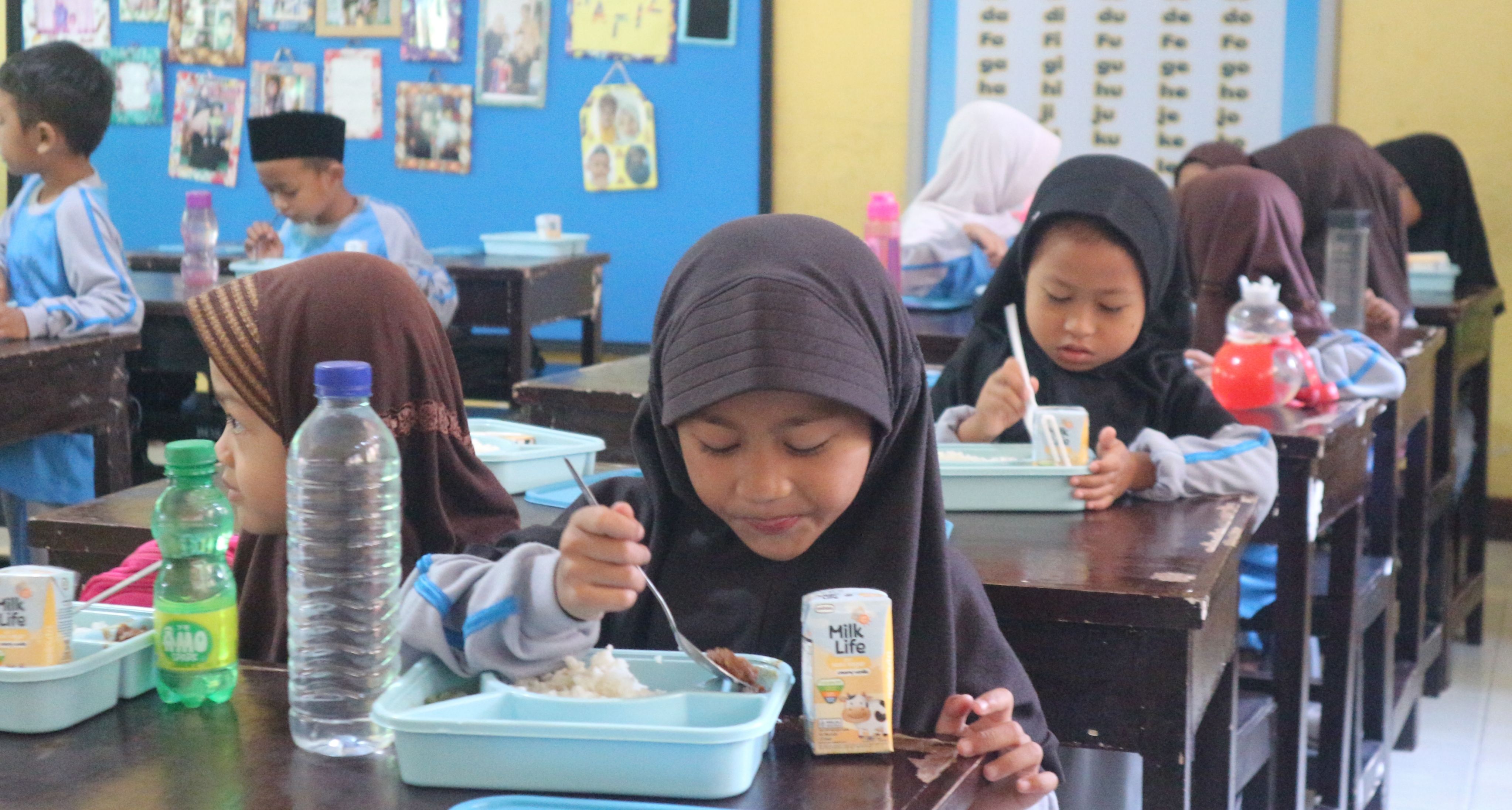 Seorang siswa salah satu SD di Lombok Timur saat menikmati makanan bergizi gratis (MBG).