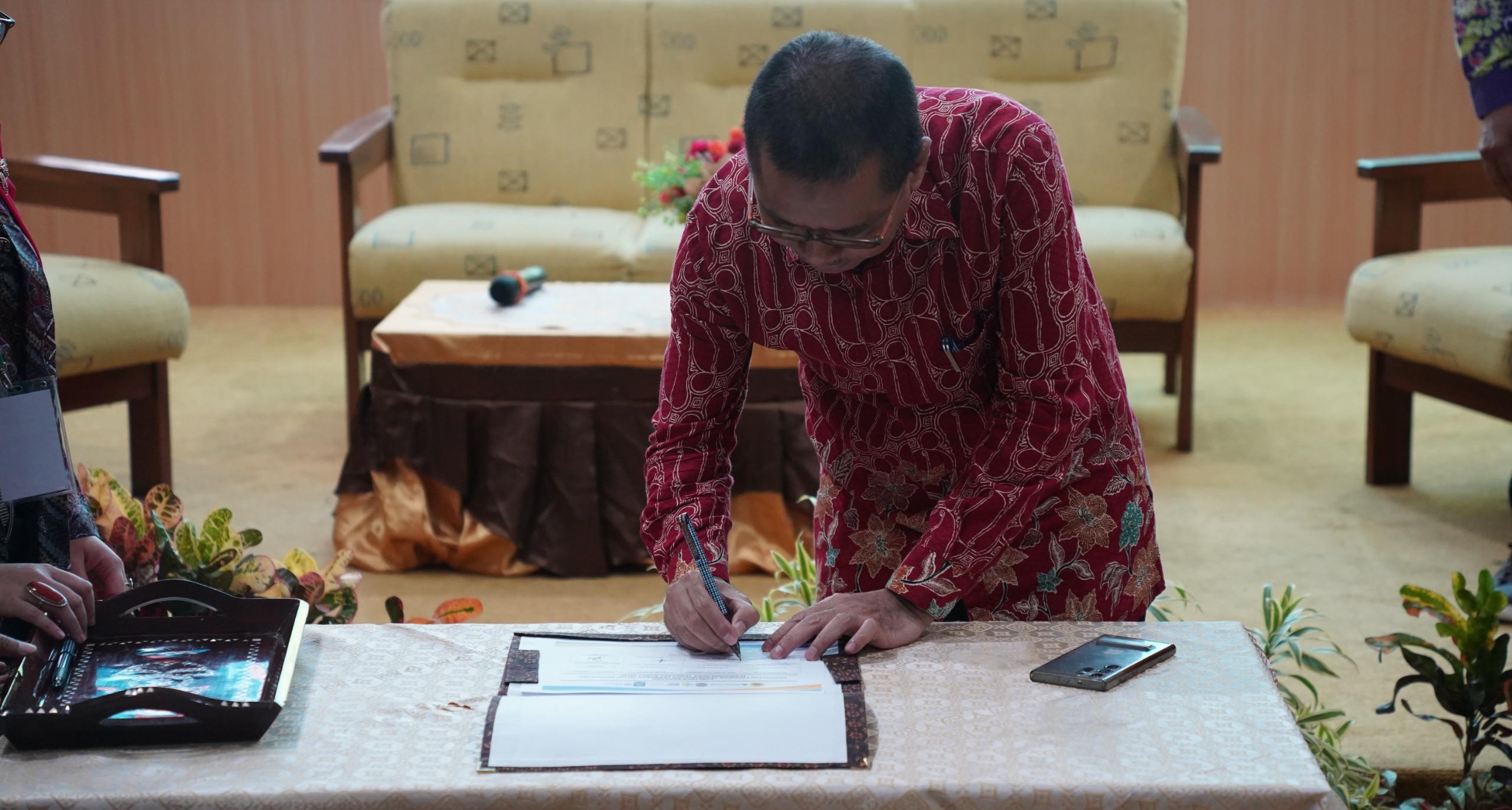 Wakil Rektor Unram, Prof. Akmaluddin, menandatangani kesepakatan memperkuat pengendalian rokok di NTB demi menjaga kesehatan masyarakat, Kamis lalu (3/7).