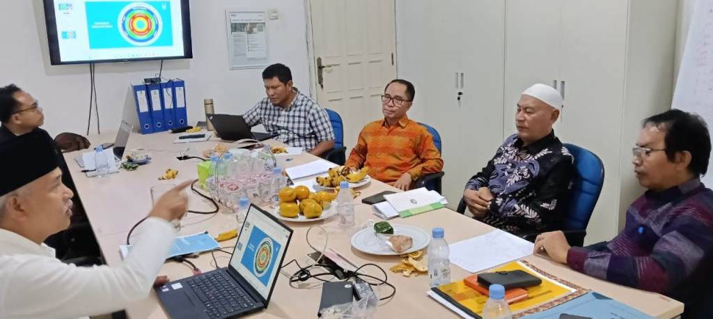 DISKUSI: Ketua DPRD Dompu, Muttaqun, dalam pertemuan pembahasan hasil FGD BUDLOC di Jakarta bersama Yayasan Relief Islami Indonesia membahas pengentasan kemiskinan dan perluasan komoditas ungulan tebu