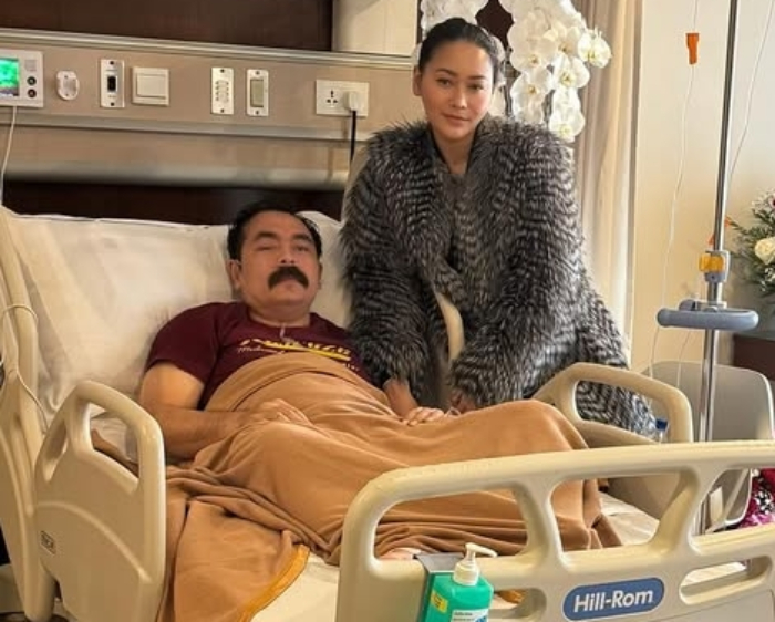 Inul Daratista saat menemani suaminya Adam Suseno saat dirawat di rumah sakit.
