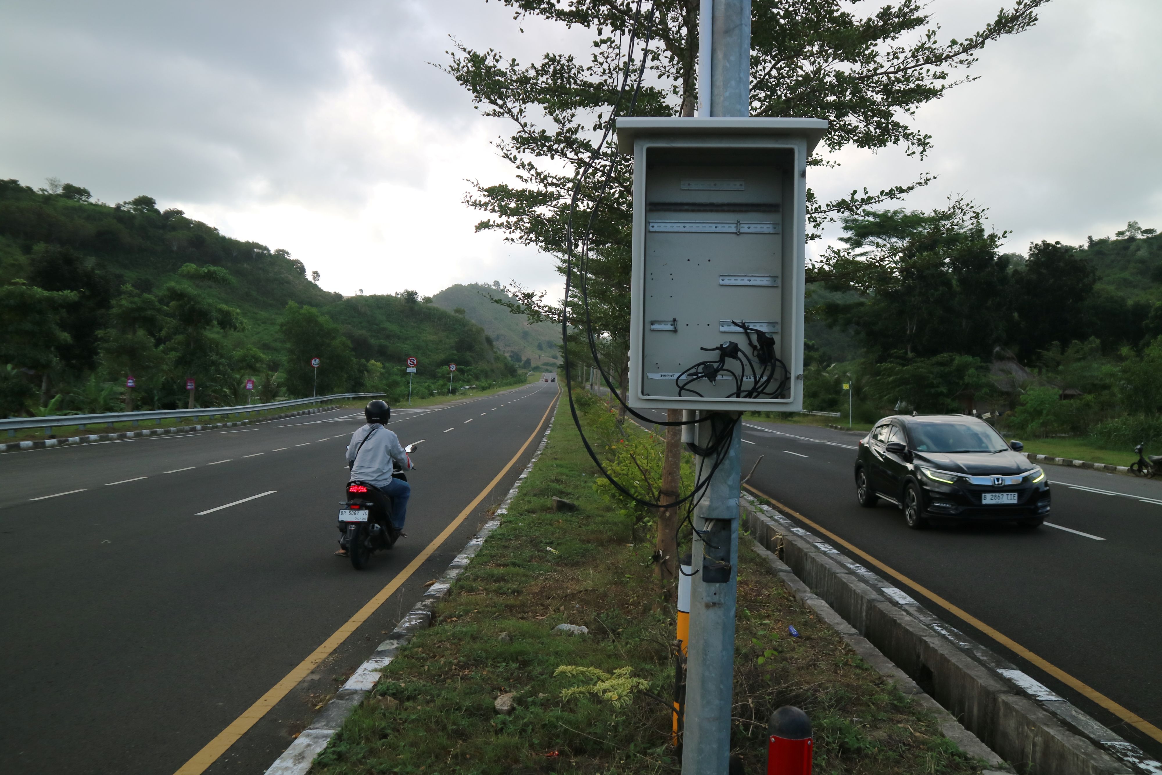 DICURI LAGI: Inilah kondisi salah satu bok panel di jalan bypass BIL-Mandalika yang raib digondol maling, Sabtu (5/7).