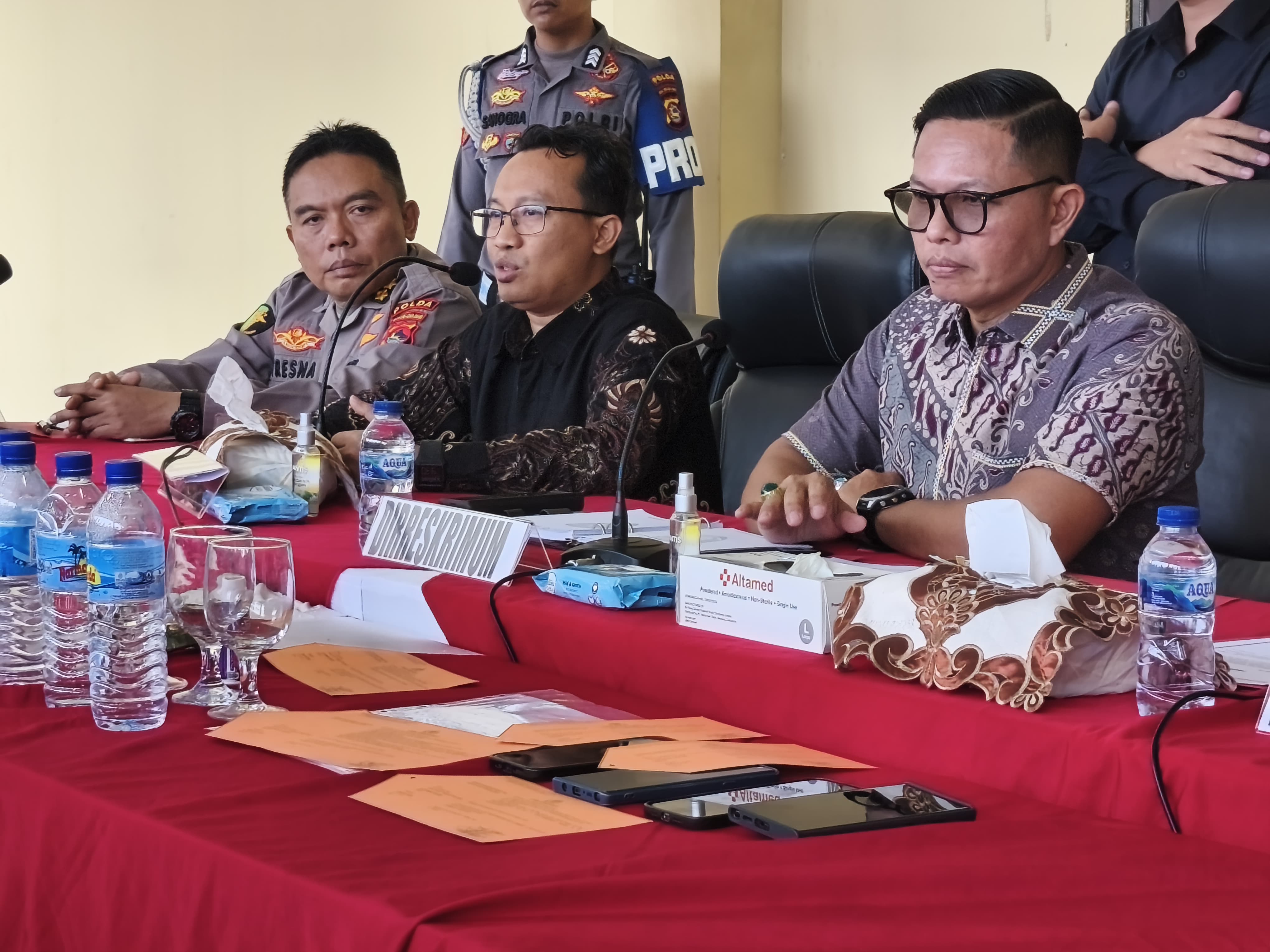 BERIKAN KETERANGAN: Dirreskrimum Polda NTB Kombes Pol Syarif Hidayat bersama ahli forensik dr Arfi Samsun memberikan keterangan pers di Mapolda NTB, Jumat (4/7).