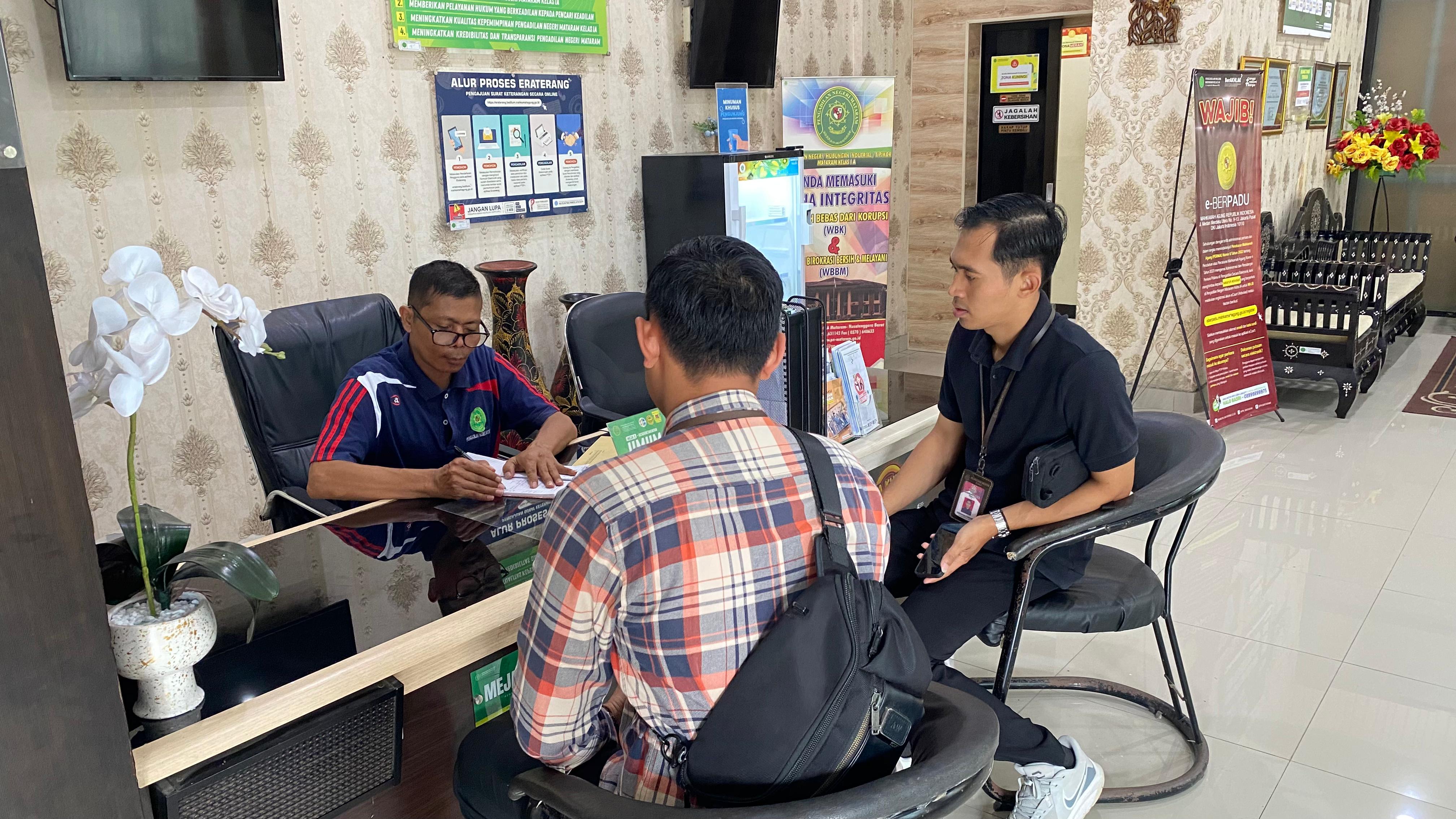 JPU Kejari Bima mendaftarkan perkara korupsi dana KUR Bank Nasional di Pengadilan Tipikor Mataram, Jumat (4/7).