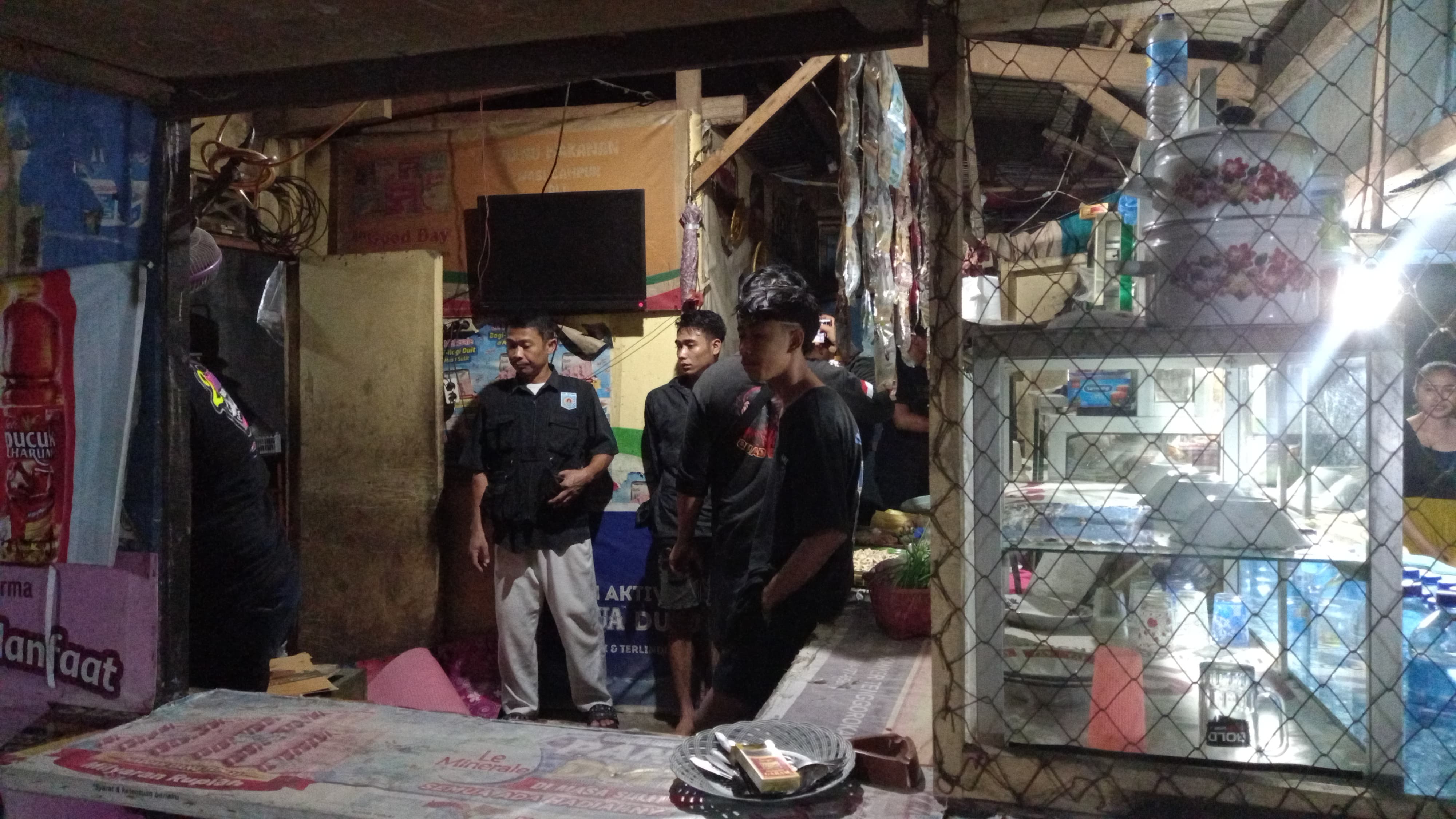 PENANGKAPAN: Polisi menginterogasi dua terduga pengedar sabu MLA dan RFH setelah diamankan ke Mapolresta Mataram, Kamis malam (3/7).