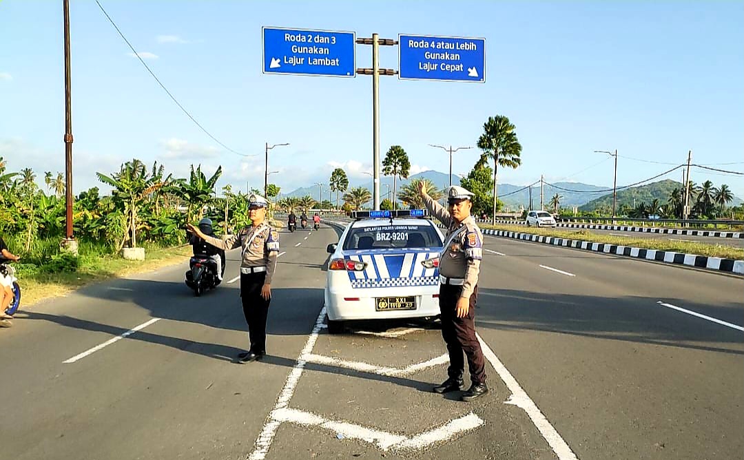 PATROLI: Petugas Satlantas Polres Lobar saat patroli di area by pass area Gerung menuju Mataram.