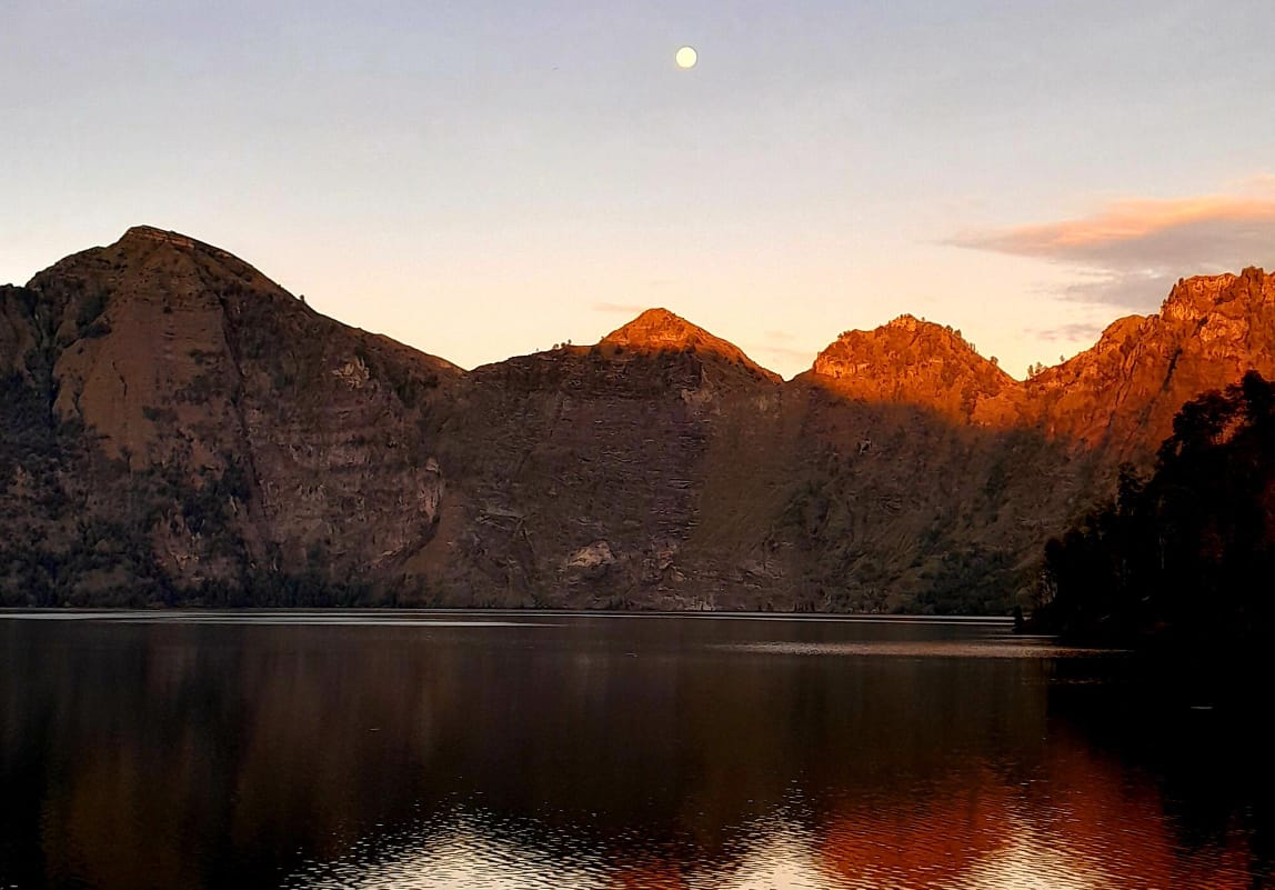 MENENANGKAN: Gugusan bukit di pegunungan Rinjani dekat Danau Segara Anak membuat hati merasa tenang menyatu dengan alam.