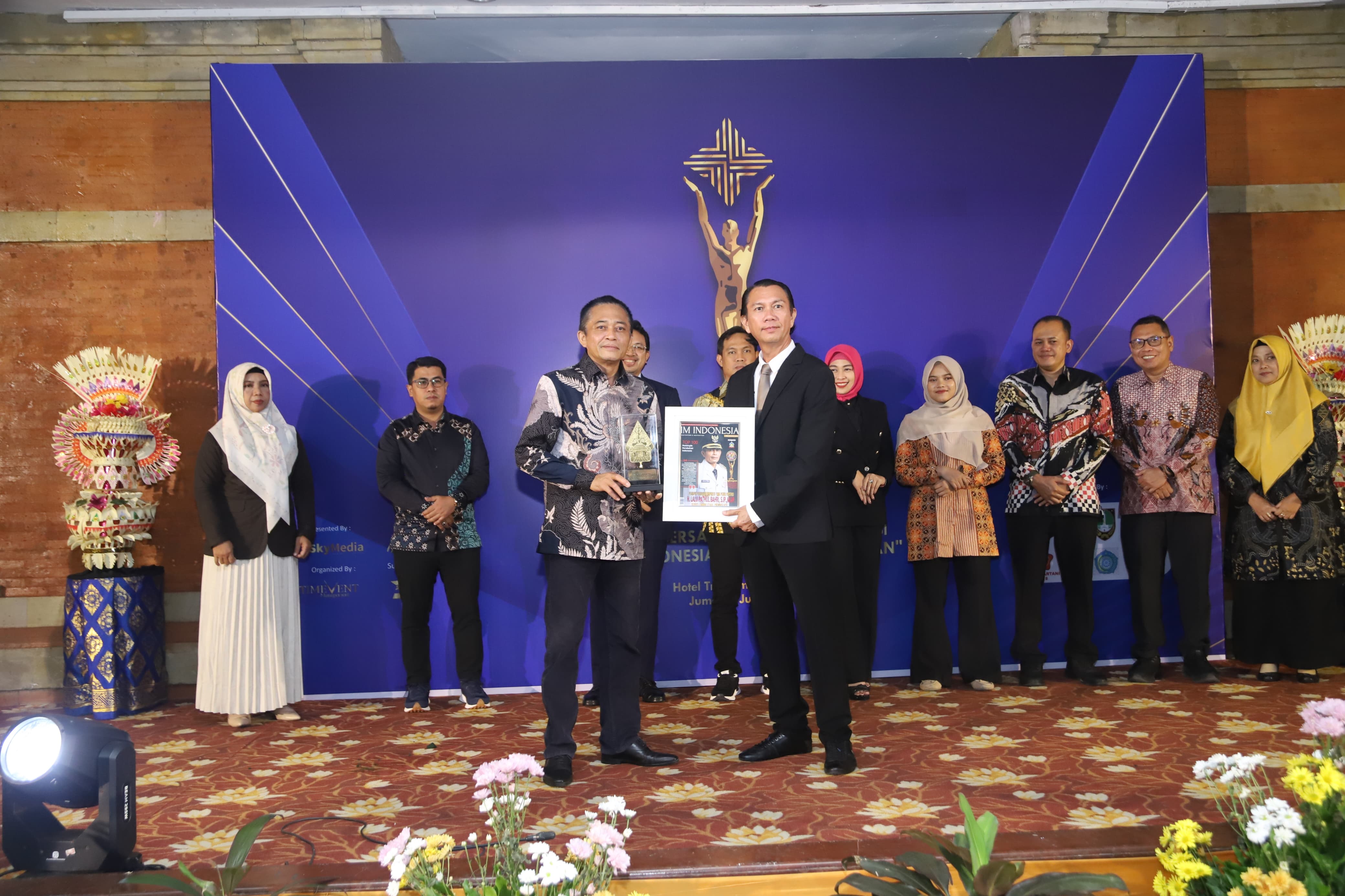 Bupati Lombok Tengah H Lalu Pathul Bahri menerima anugerah Penghargaan Top 100 Leader Choice ajang Indonesia Visionary Leadership Awards 2025 di Hotel Truntum Kuta, Bali, Jumat (4/7).