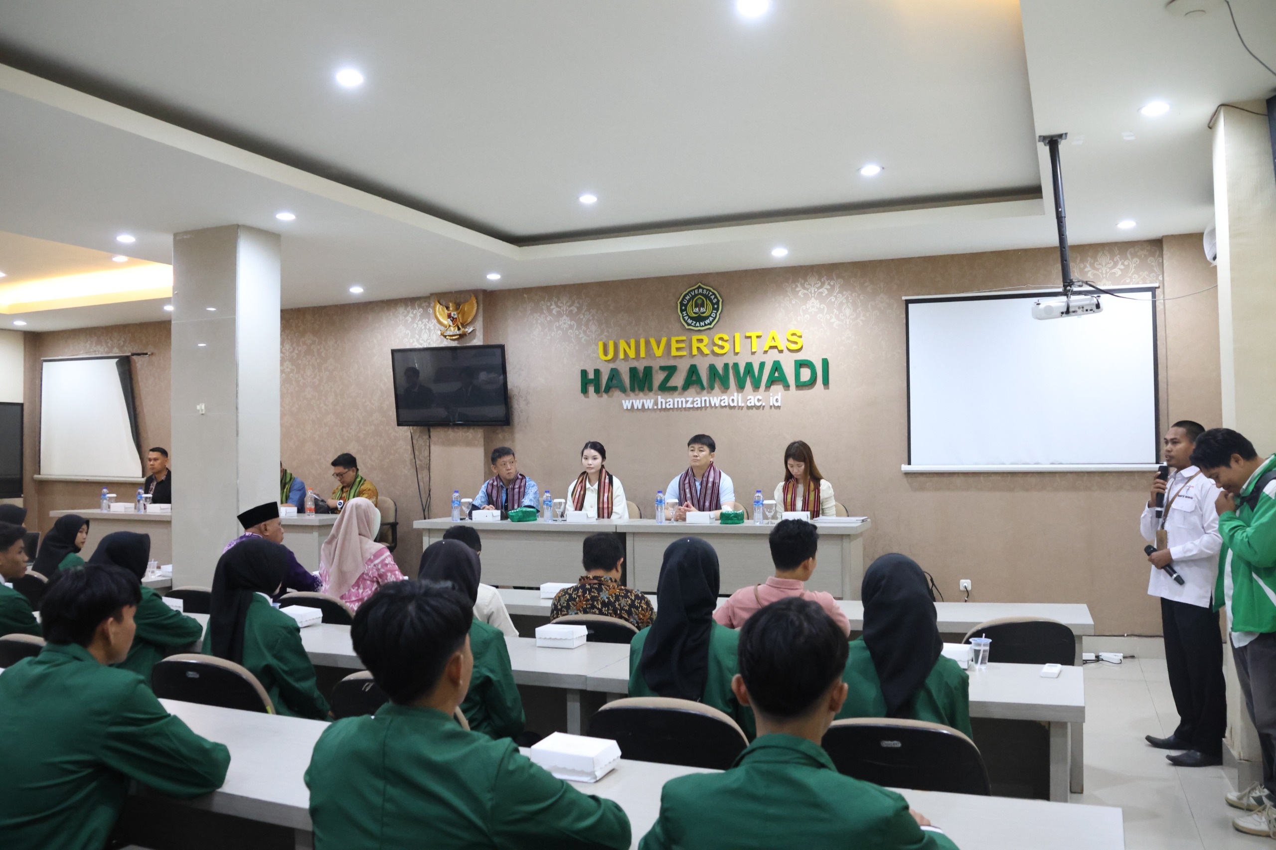 Universitas Hamzanwadi menjalin kerjasama dengan perusahaan Jepang, World Wings dan Yukai Resort, untuk memberikan kesempatan magang bagi mahasiswa Program Studi Pariwisata.