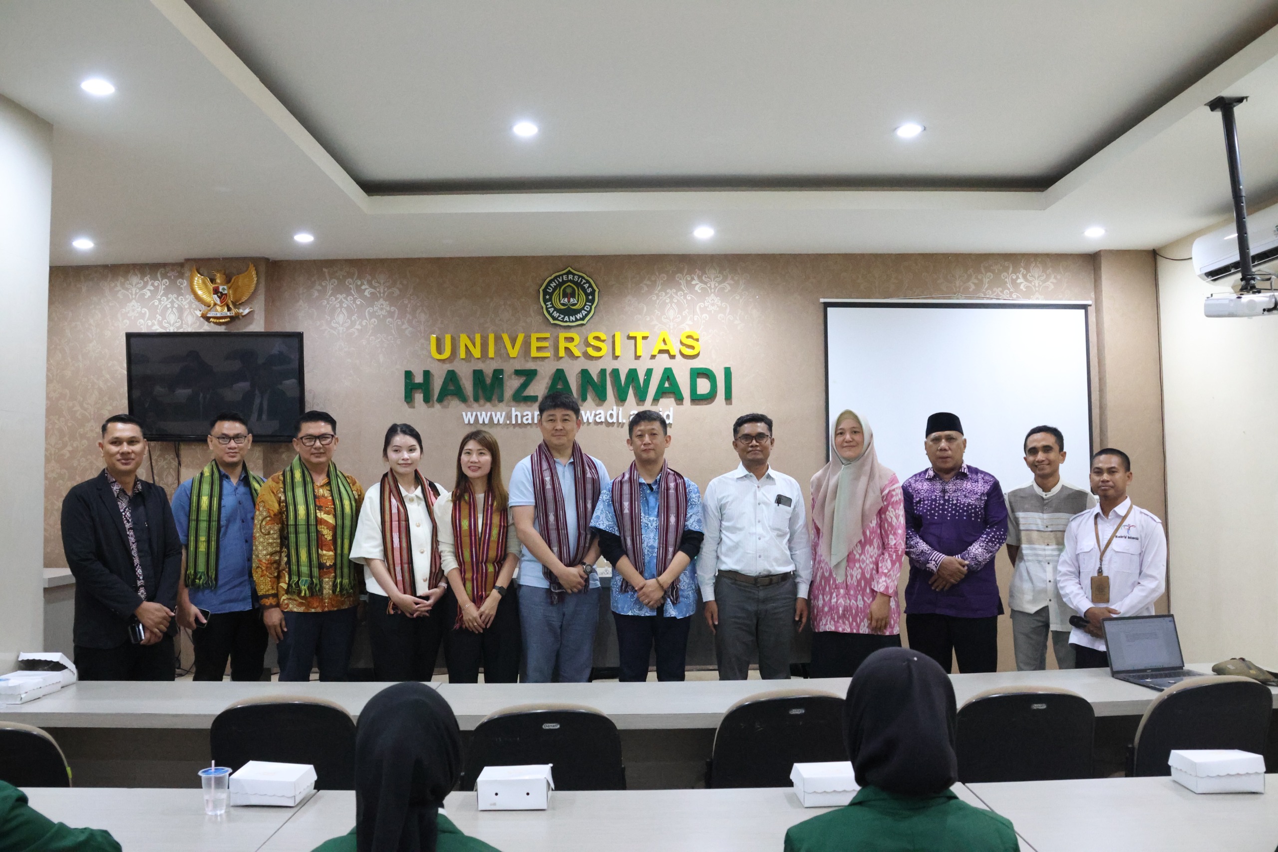 Universitas Hamzanwadi menjalin kerjasama dengan perusahaan Jepang, World Wings dan Yukai Resort, untuk memberikan kesempatan magang bagi mahasiswa Program Studi Pariwisata.