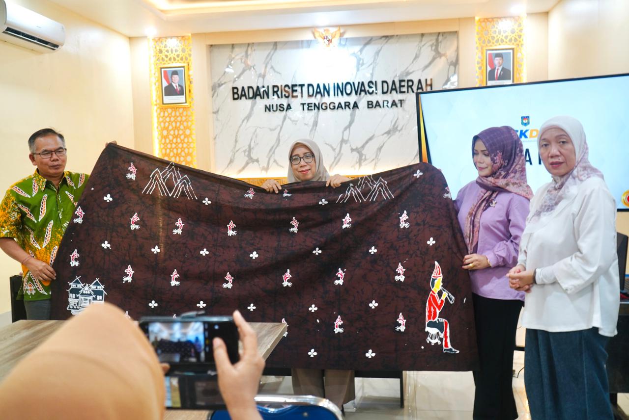 Kepala BRIDA NTB I Gde Putu Aryadi menunjukkan batik karya siswa SLB. (FOTO: BRIDA NTB)