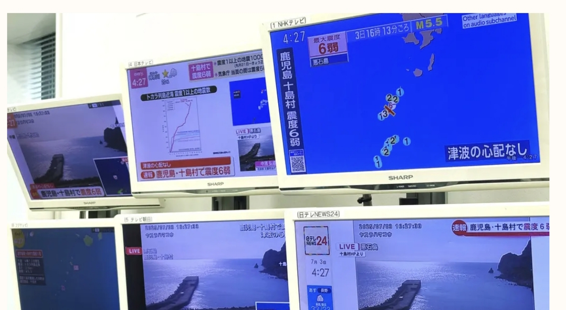 layar-layar siaran berita Jepang yang sedang menampilkan liputan langsung terkait gempa bumi yang terjadi di wilayah Kagoshima.