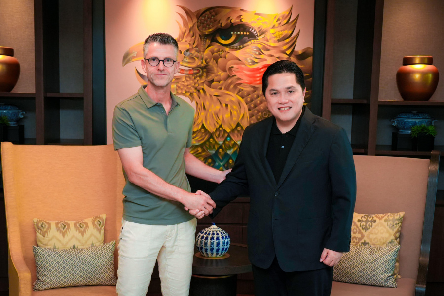 Ketua Umum PSSI Erick Thohir bersama Frank van Kempen usai pertemuan membahas timnas U-20.