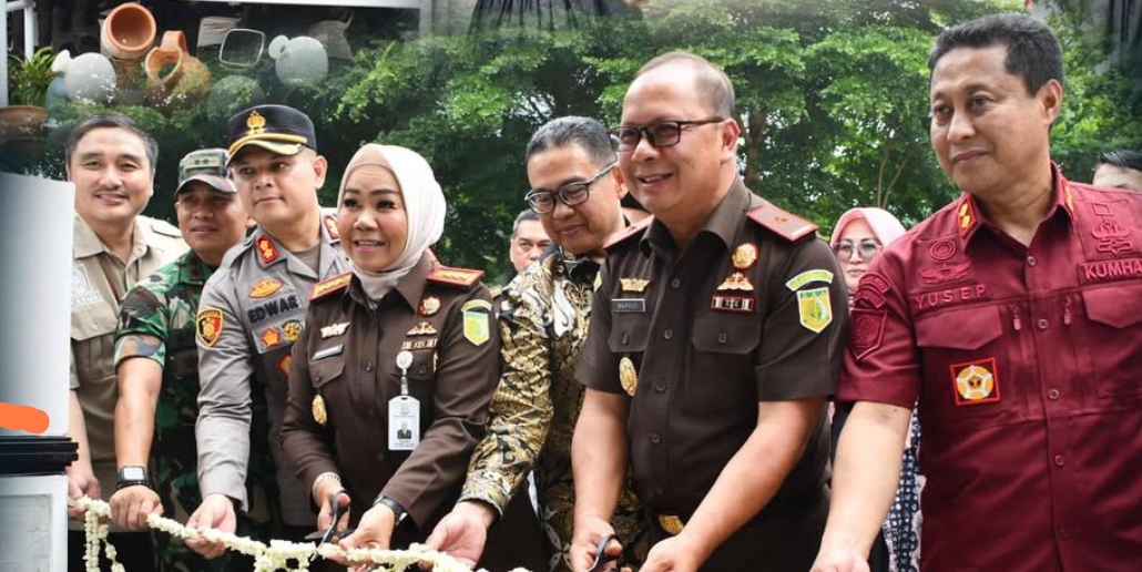 (Dua dari kanan) Wahyudi saat masih menjabat Wakajati Jabar.