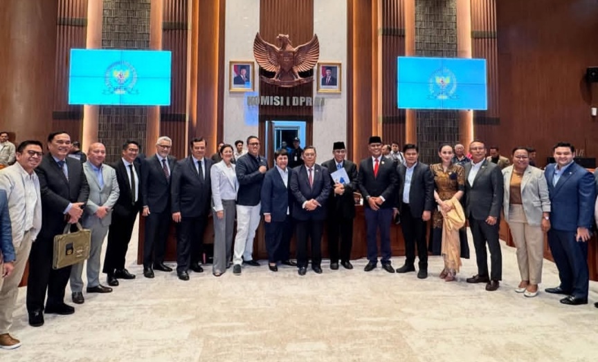 Komisi I DPR RI berpose bersama para calon duta besar Indonesia usai fit and proper test di Gedung Parlemen, Sabtu, 5 Juli 2025.