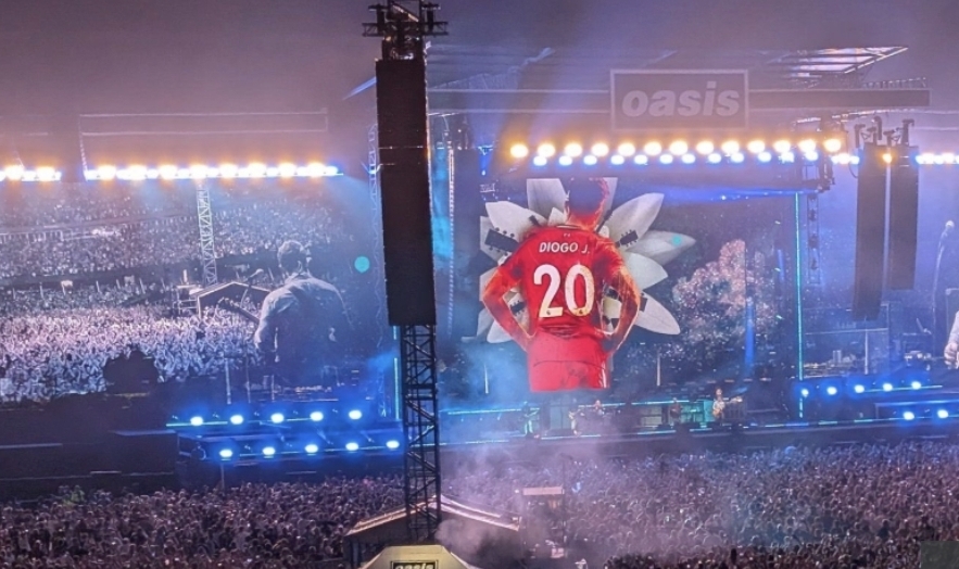 Lagu legendaris &ldquo;Live Forever&rdquo; dibawakan penuh haru dan didedikasikan khusus oleh Oasis untuk Diogo Jota. (Foto: Talksport)