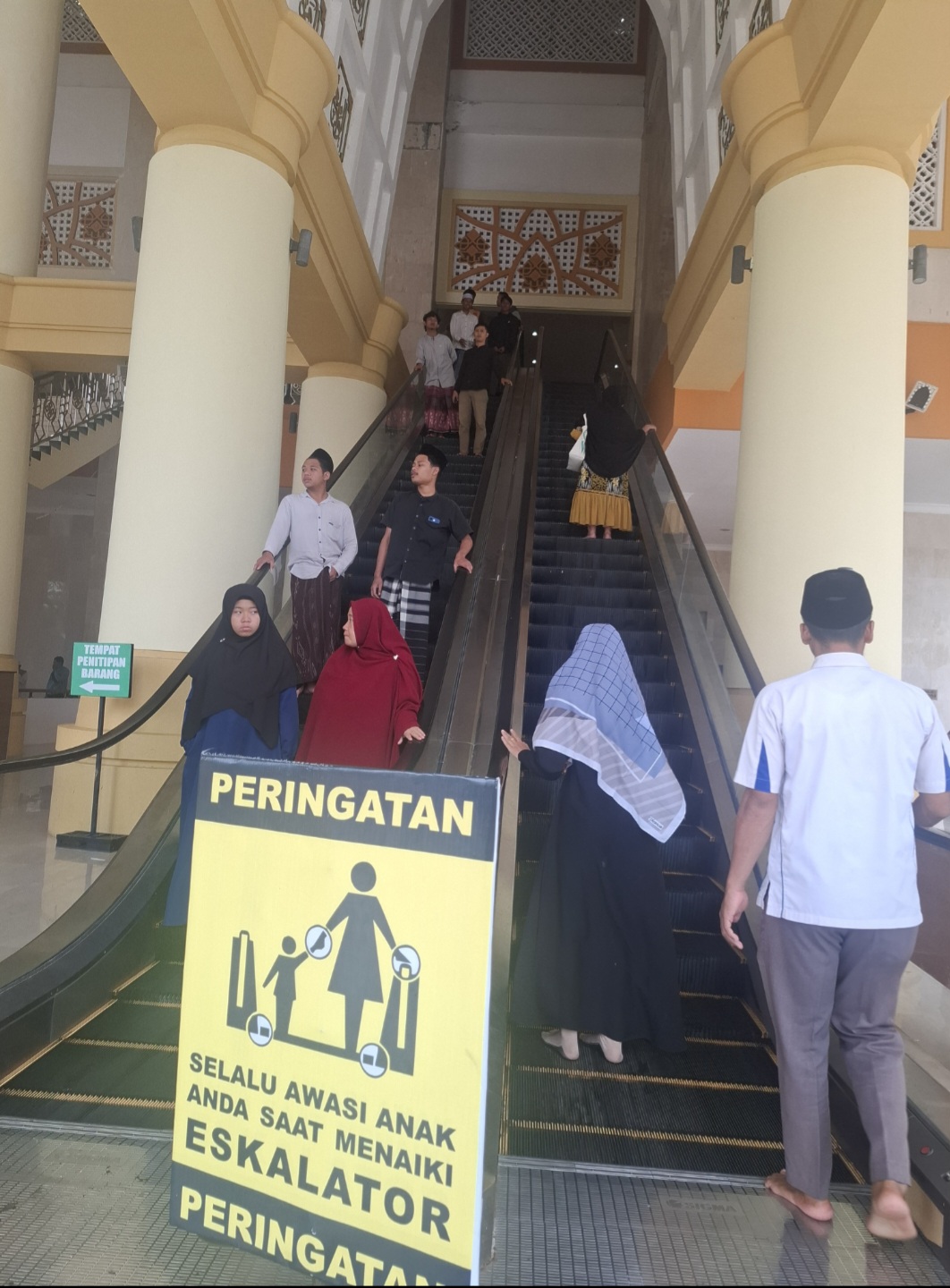 PROYEK 2024: Fasilitas eskalator atau lift Masjid Raya Islamic Center (IC) sudah berfungsi. Pemasangan lift yang didatangkan dari Jerman sempat molor hingga dilakukan adendum sampai empat kali.