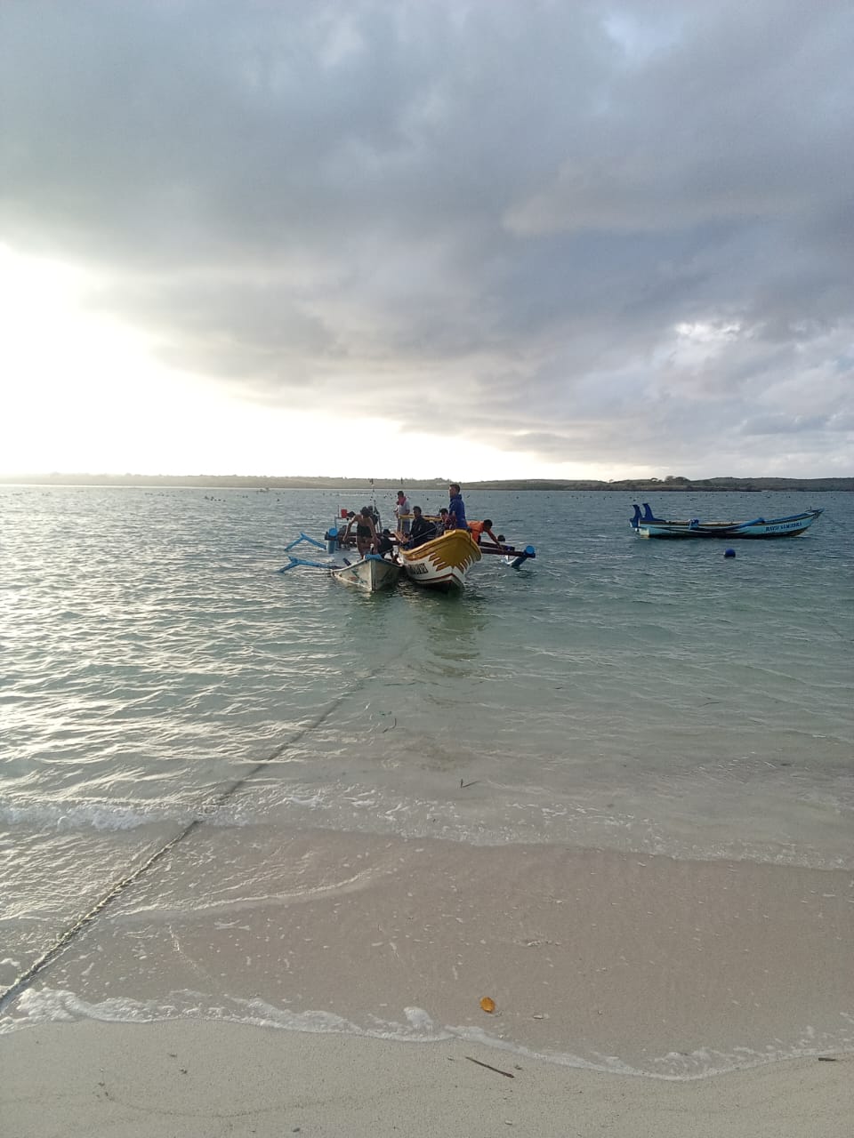 Kondisi perahu yang terbalik yang membawa tujuh orang nelayan di perairan Seriwe.