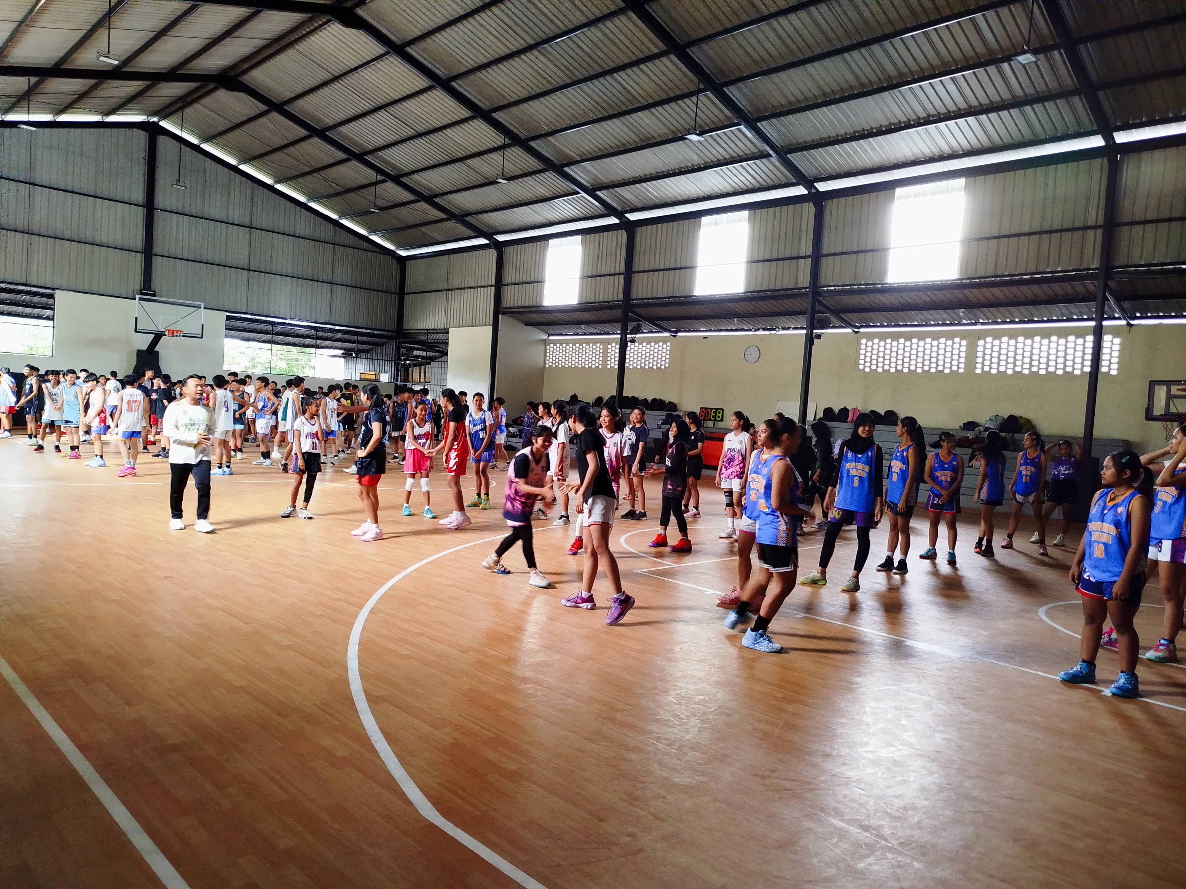 Ratusan pebasket muda NTB mengikuti seleksi nasional (seleknas) untuk membentuk tim nasional bola basket yang tangguh, siap berlaga di kancah internasional, termasuk FIBA World Cup KU 17 dan KU 19.