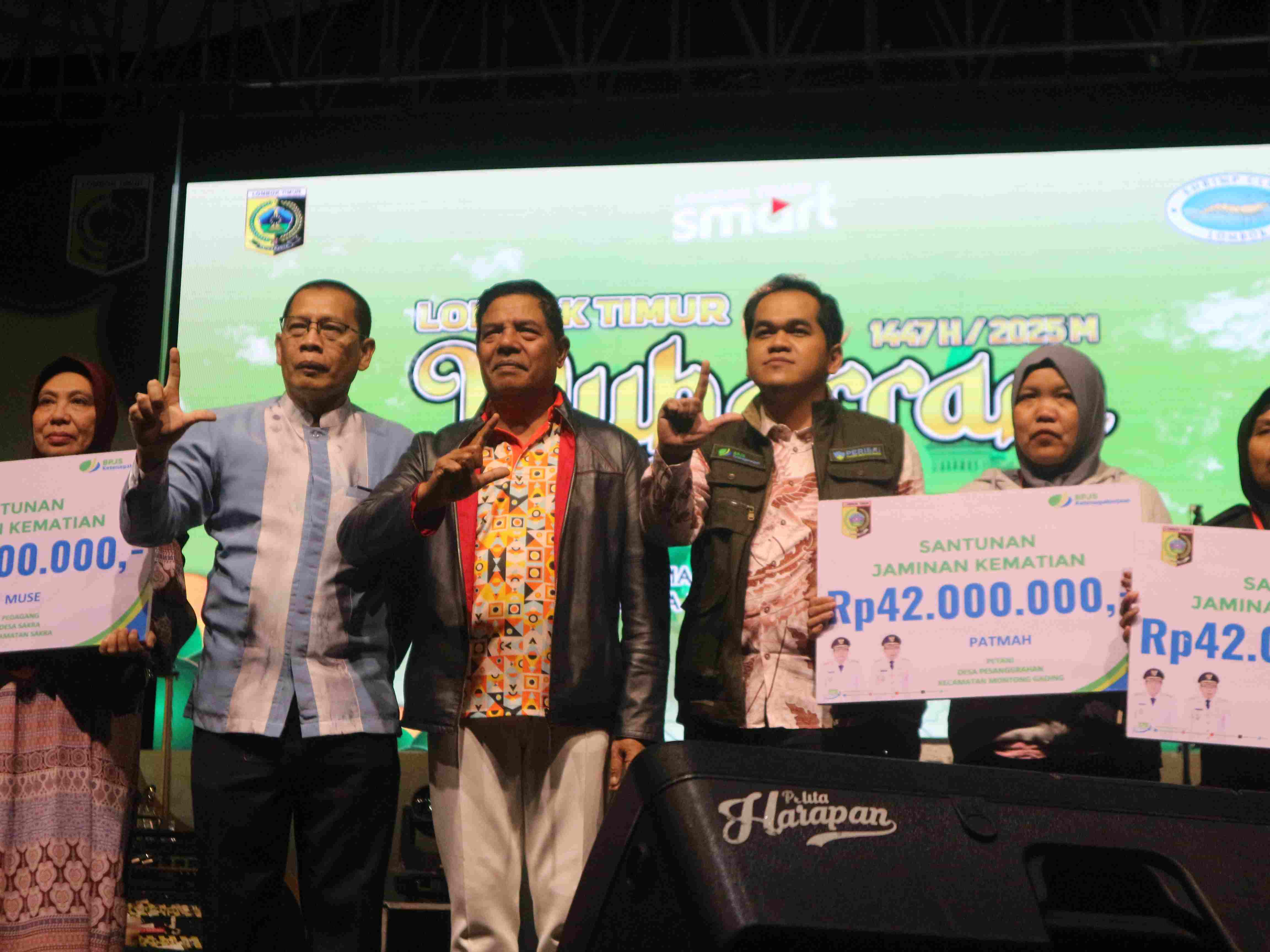 Bupati, wakil bupati dan Kepala Cabang BPJS Ketenagakerjaan Lombok Timur (Lotim), saat memberikan klaim jaminan sosial pada penutupan Festival Muharram, Jumat (5/7).