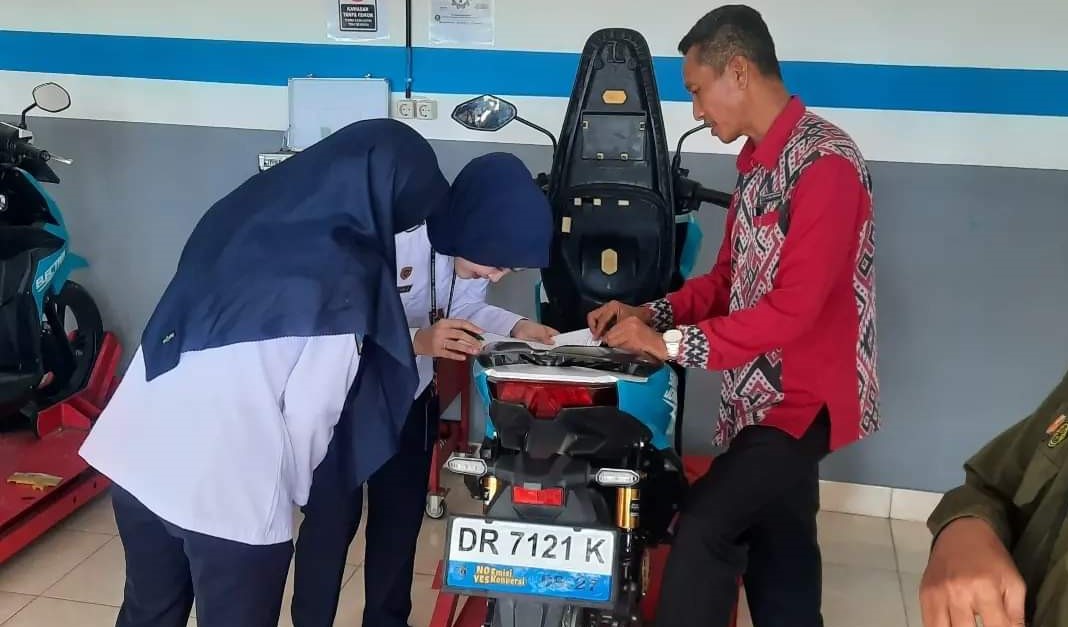 Tim verifikasi motor konversi dari Kemenhub saat berkunjung ke SMKN 1 Jonggat  meninjau hasil motor konversi bebek listrik (Betrik).