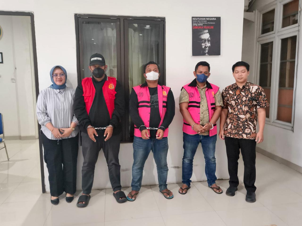 Tiga tersangka tambahan kasus korupsi KUR BSI Bima ditahan, Jumat (4/7).