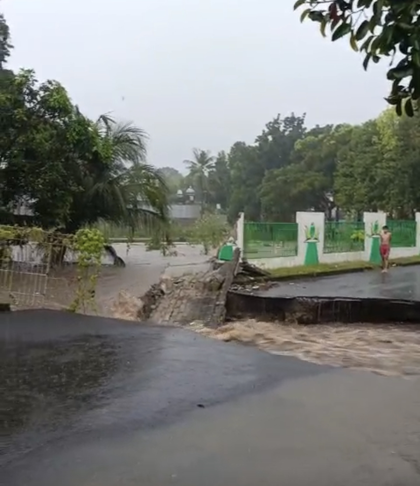 Jalan amblas di Mahkota Salagalas, Bertais Kota Mataram sore (6/7).