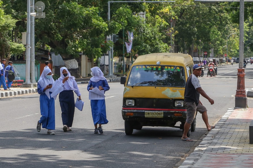 SOLUSI MACET: Beberapa orang siswa pulang sekolah dengan bemo kuning siap melayani antar pulang sekolah, beberapa waktu lalu.