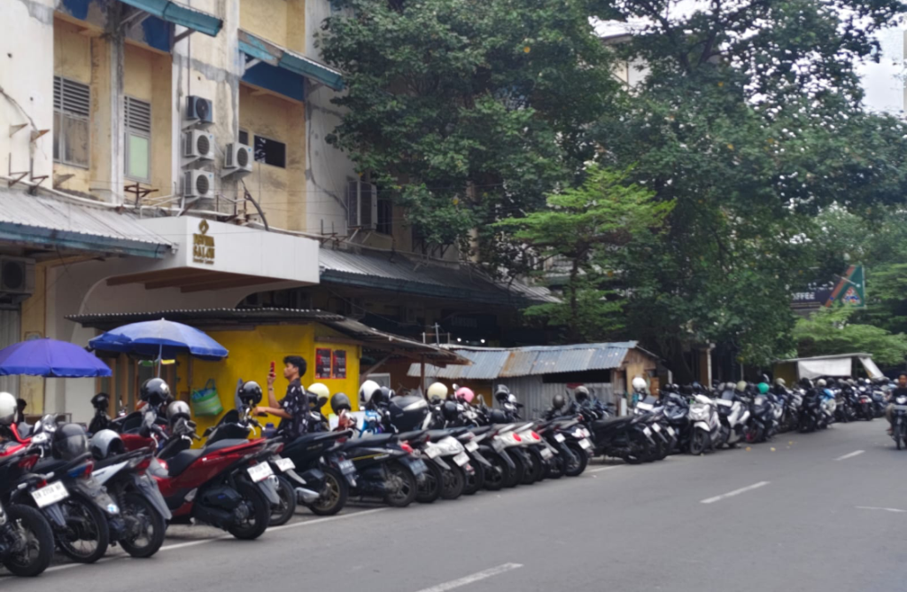 BERJEJER : Ratusan kendaraan roda dua yang parkir di area parkir luar depan pelataran toko Mataram Mall, Jumat (4/7).&nbsp;