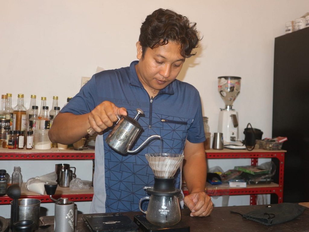 SEDUH: Bayu Gunawan saat membuat kopi tubruk di kedai Zuppa-Zuppa miliknya di Desa Masbagik Baru, Kecamatan Masbagik, Lombok Timur, Jumat (4/7).