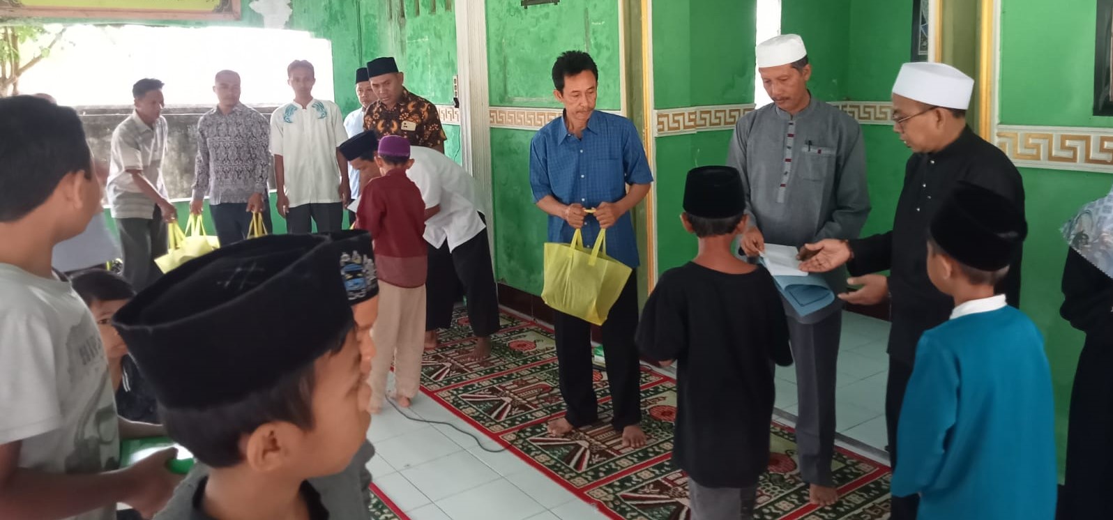 Kepala MAN Lobar H Abdul Azis Faradi memberikan santunan kepada anak yatim dan difabel usai berbagi kebahagiaan pada 8 Muharram 1447 Hijriah.