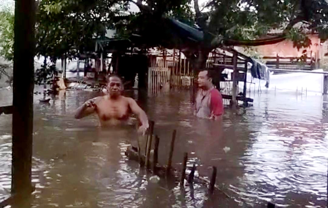 BANJIR: Air setinggi satu meter menggenangi pemukiman warga di Desa Lembuak, Kecamatan Narmada, Minggu (6/7).