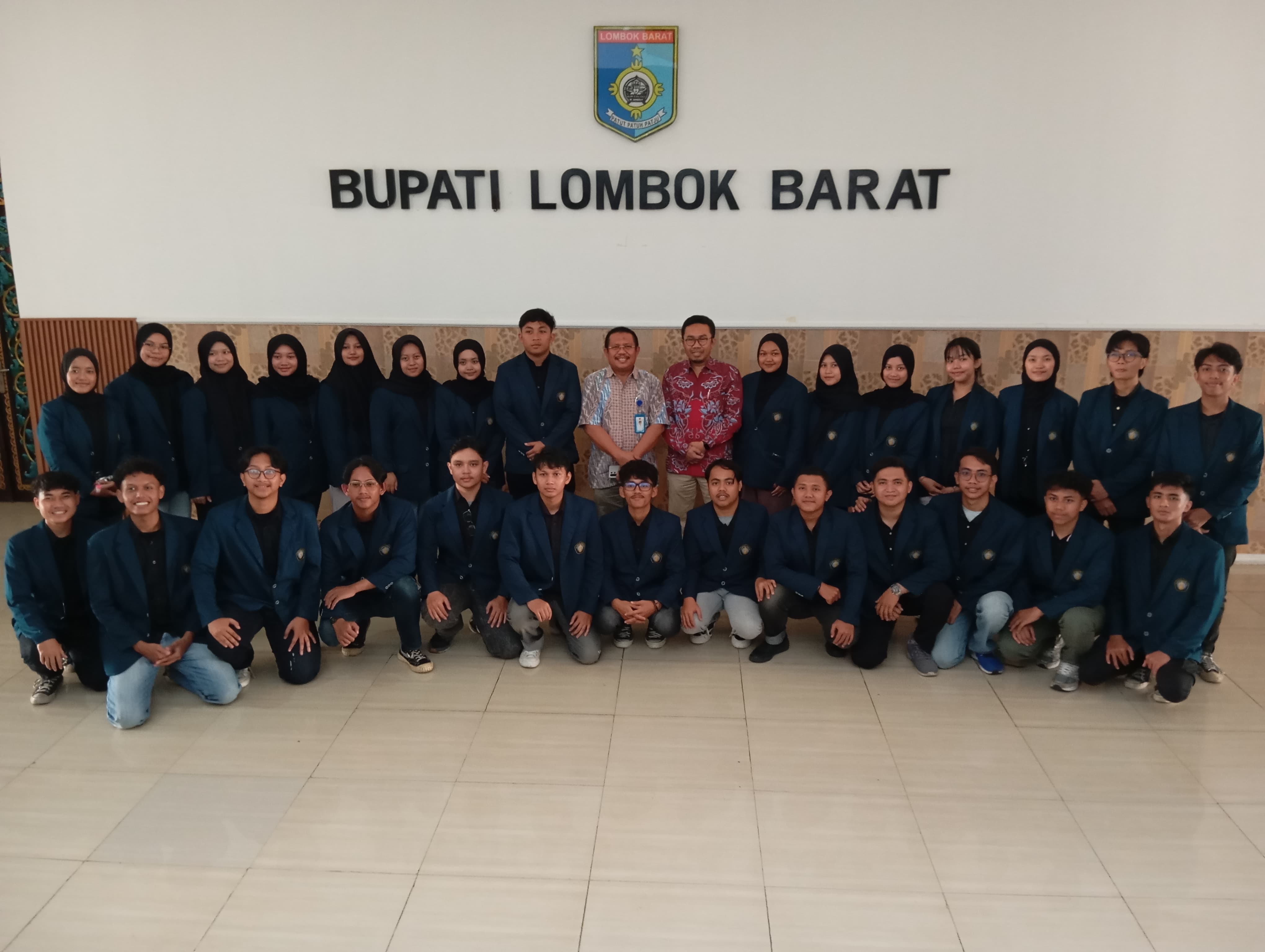 Bupati Lombok Barat (Lobar) Lalu Ahmad Zaini bersama mahasiswa Program Studi Teknik Pengairan Fakultas Teknik Universita Brawijaya Malang.