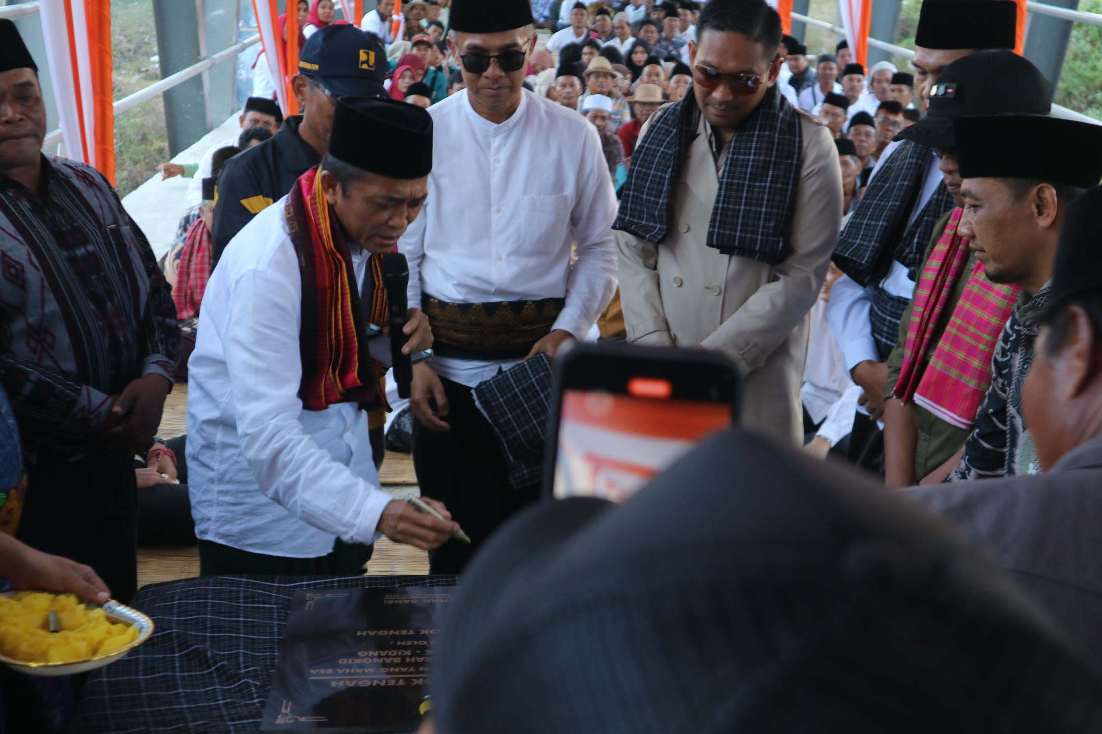 Bupati Lombok Tengah H Lalu Pathul Bahri menandatangani prasasti peresmian Jembatan Masmirah Bangkid, Minggu (6/7).
