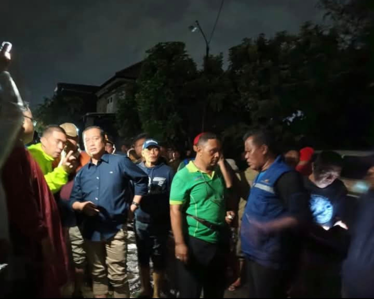 Gubernur NTB Lalu Muhamad Iqbal turun langsung memimpin evakuasi warga Riverside Sweta
