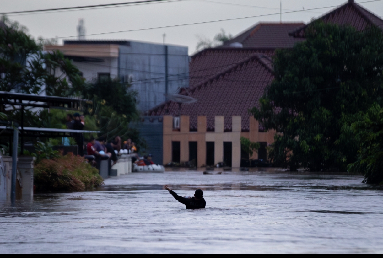 Banjir besar terjadi di Kota Mataram seorang warga terendam sampai sedada.