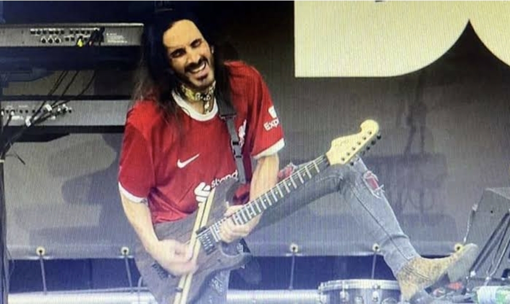 Gitaris band Extreme Nuno Bettencourt tampil ke atas panggung dengan mengenakan jersey Liverpool bernomor 20 milik Diogo Jota, sebagai bentuk penghormatan atas meninggalnya sang striker. (istimewa)