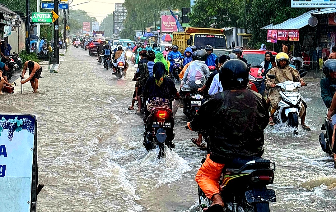 BANJIR: Banjir terjadi di wilayah Desa Lembuak, Kecamatan Narmada. Air menggenangi pemukiman warga hingga jalan raya.