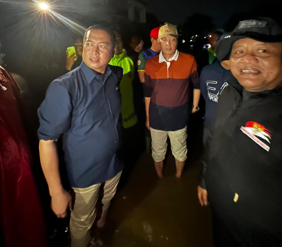 Gubernur NTB Lalu Muhamad Iqbal turun memantau situasi banjir di Kota Mataram, Minggu malam (6/7).