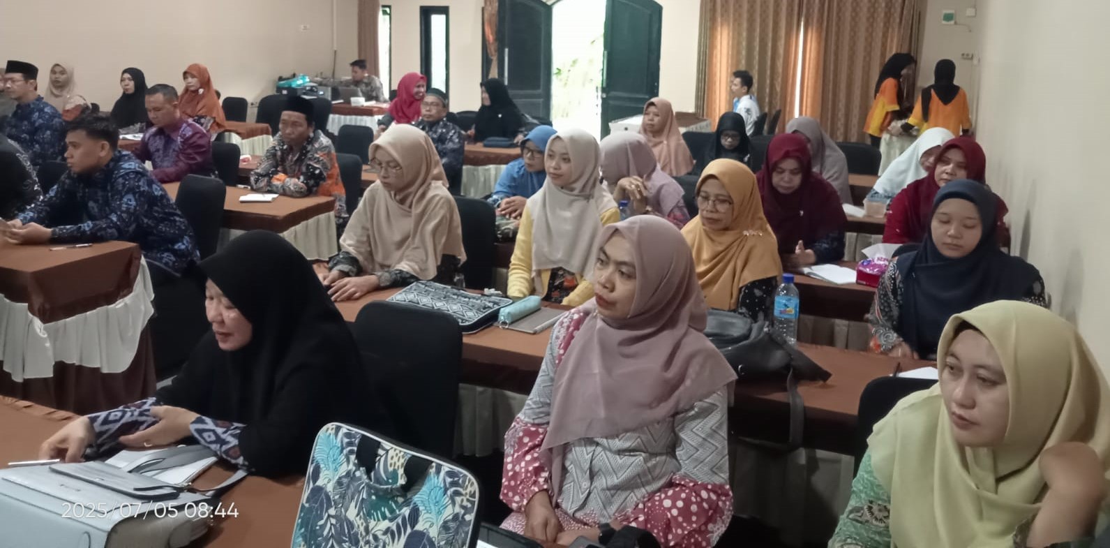 Para guru MAN Lobar mengikuti workshop PKB di Aula RM Sukma Rasa, Labuapi, Sabtu lalu (5/7).