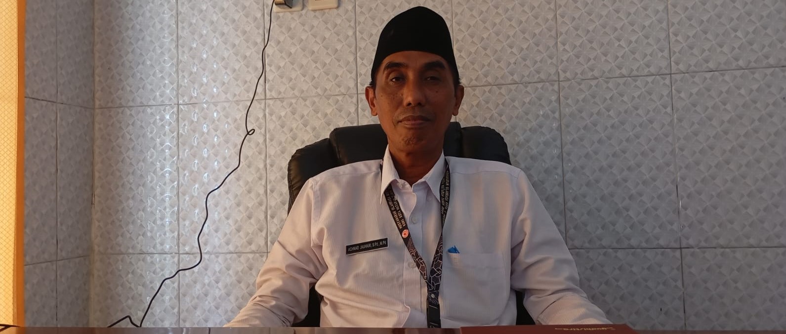 Kepala SMPN 23 Mataram H Achmad Jauhari
