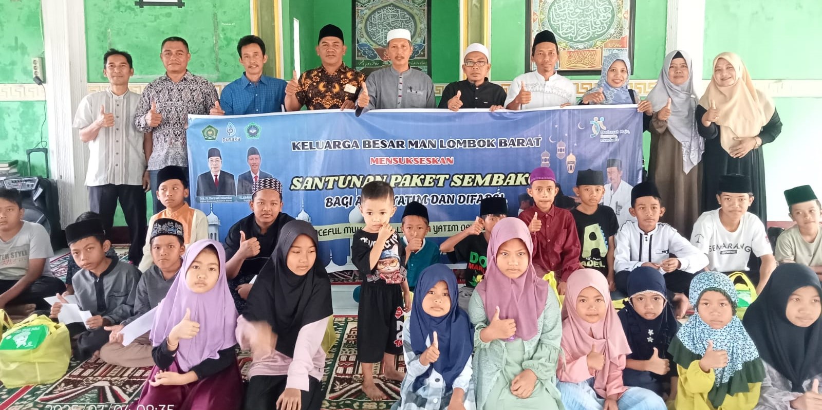 Kepala MAN Lobar H Abdul Azis Faradi (lima dari kiri/berdiri) foto bersama anak yatim dan difabel usai berbagi kebahagiaan pada 8 Muharram 1447 Hijriah.