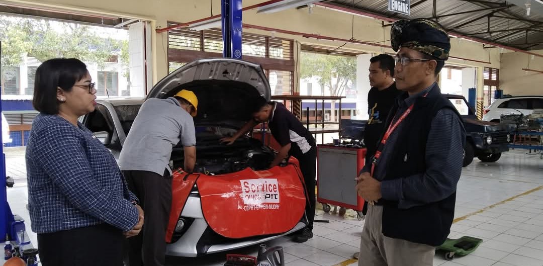 Kepala SMKN 3 Mataram Sulman Haris (pakai capuq) saat berkunjung ke SMKN 3 Singaraja, Bali, Sabtu lalu (5/7).