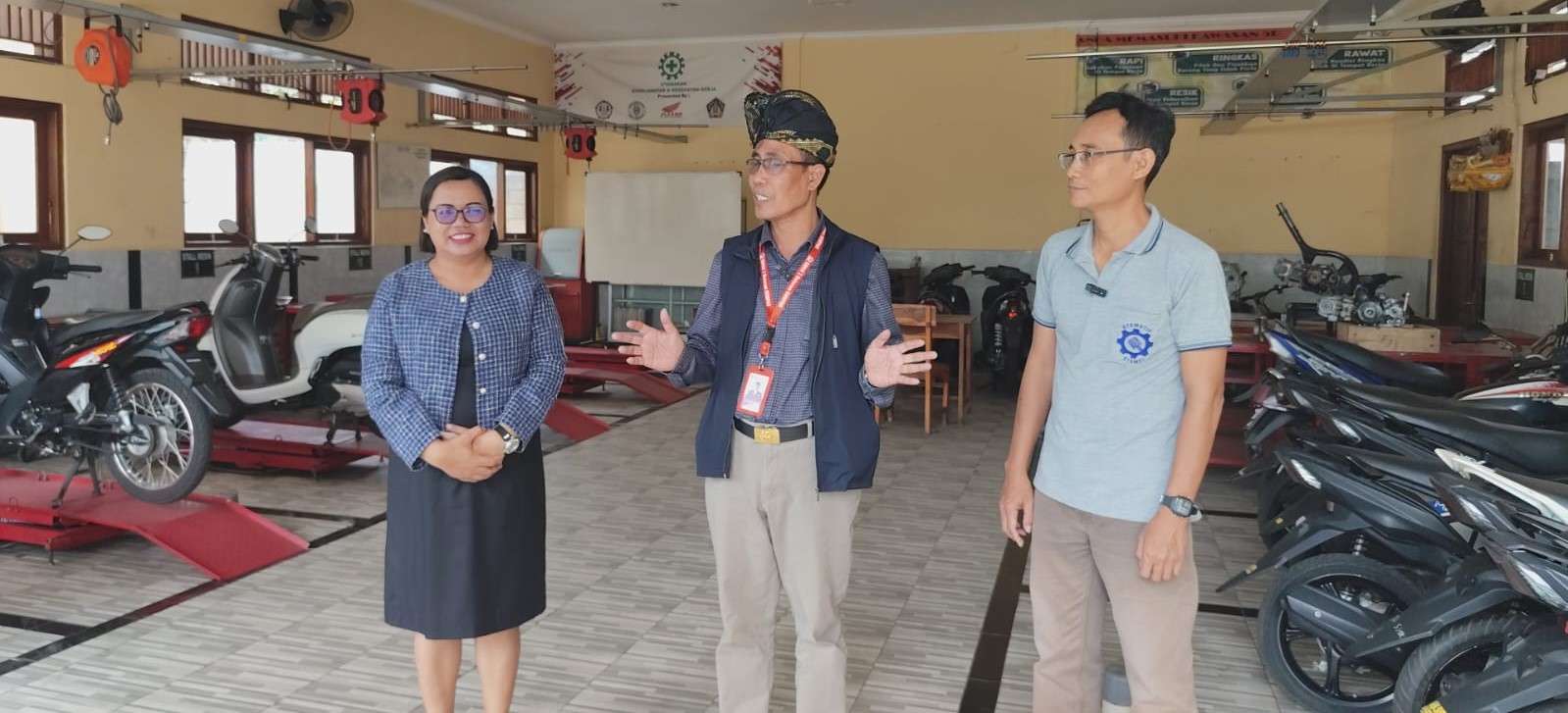 Kepala SMKN 3 Mataram Sulman Haris (tengah) saat melihat bengkel konversi di SMK  Singaraja, Bali, Sabtu lalu (5/7).