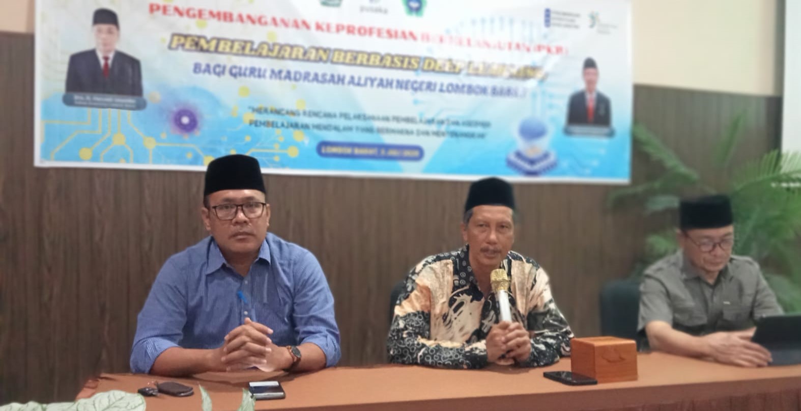 Kepala MAN Lobar H Abdul Azis Faradi (tengah) pada workshop PKB di Aula RM Sukma Rasa, Labuapi, Sabtu lalu (5/7).