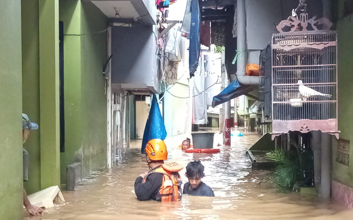 Banjir yang menggenangi kawasan permukiman di Jakarta.
