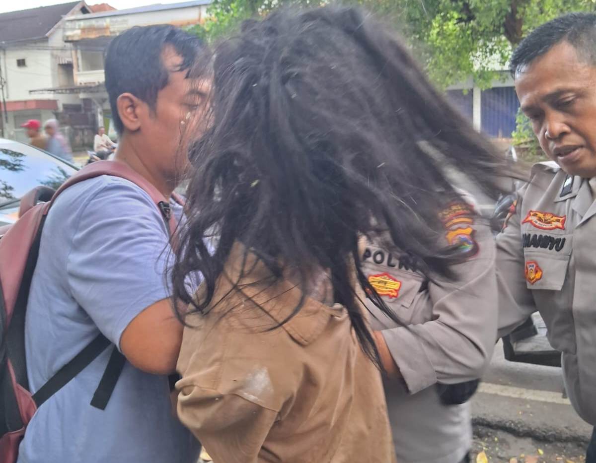 Seorang ODGJ diamankan polisi setelah meresahkan warga di Lingkungan Pamotan, Mayura, Mataram, Minggu (6/7).&nbsp;