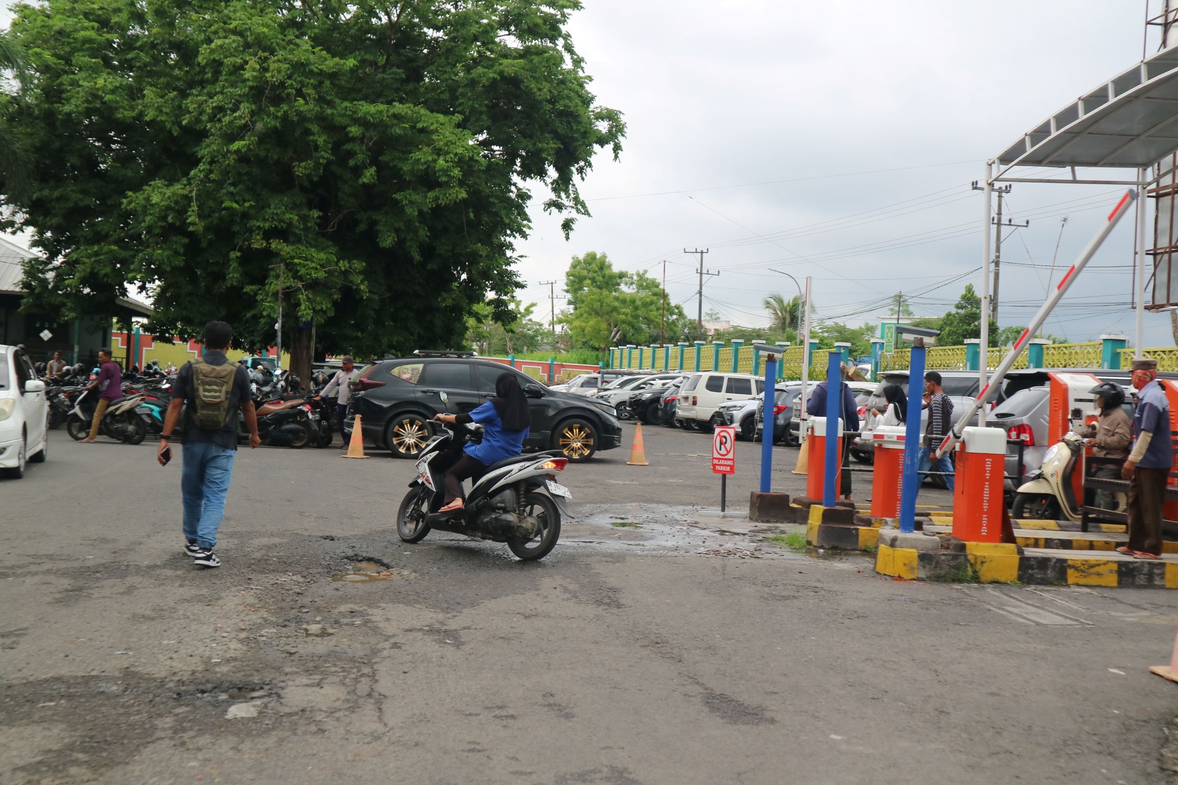 Sejumlah kendaraan roda dua dan empat terparkir di halaman RSUD Praya, Loteng, belum lama ini. Belakangan muncul opsi gedung RSUD Praya dipindah ke pusat kota.